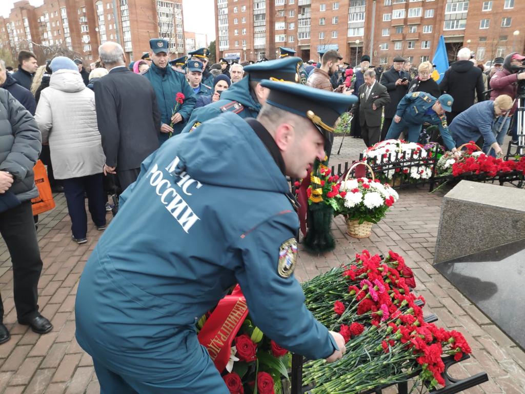 В городе Сосновый Бор прошла акция памяти, посвященная трагедии на  Чернобыльской АЭС | 26.04.2021 | ЛенОбласть - БезФормата