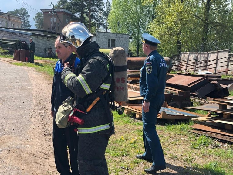 Практические тренировки по эвакуации. Пожарные Тверской области. Современный пожар. Учебные заведения МЧС. Тренировка по эвакуации людей при пожаре в здании.