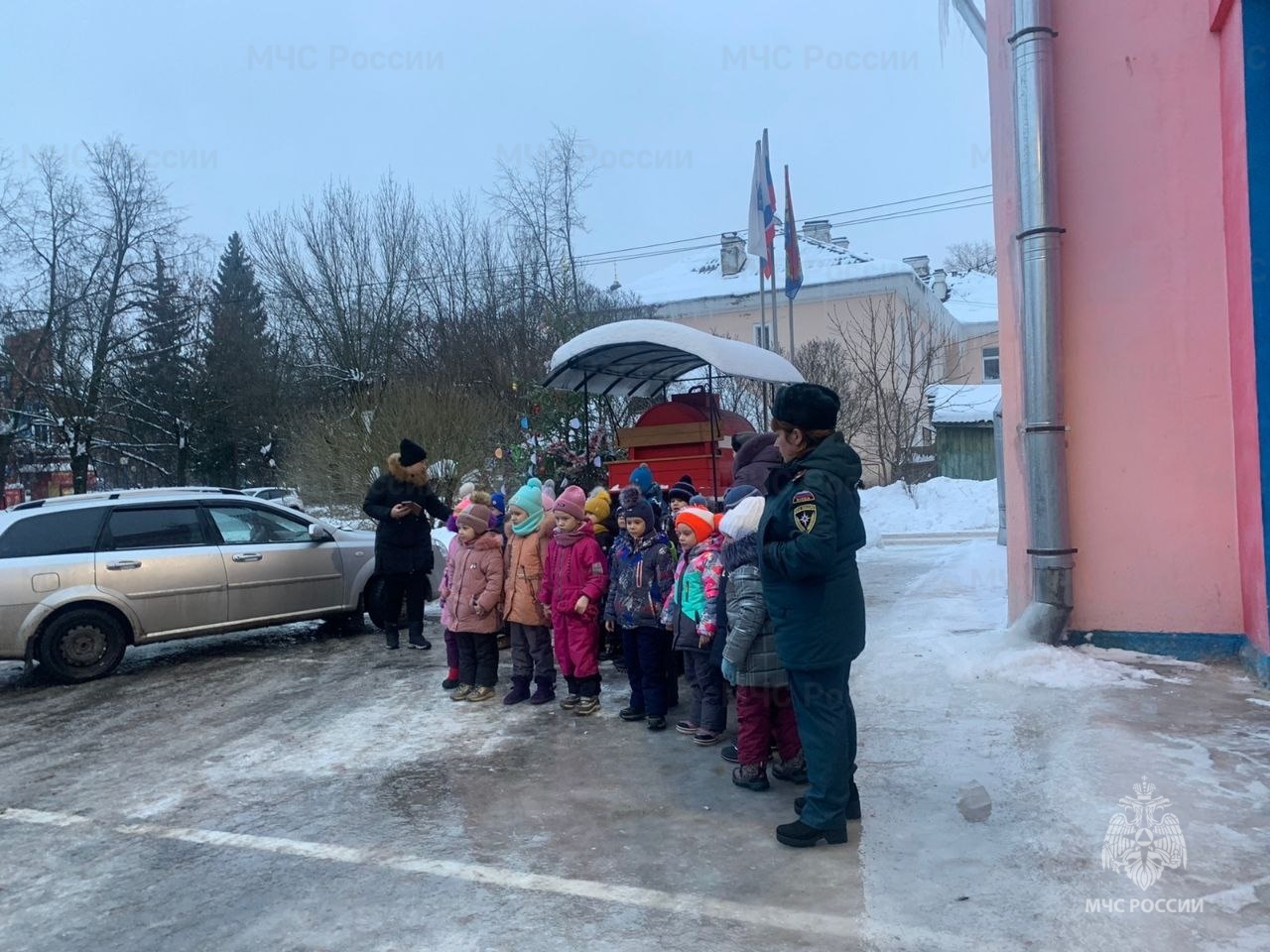 В 135 пожарной части города Луги состоялся День открытых дверей |  28.12.2022 | ЛенОбласть - БезФормата