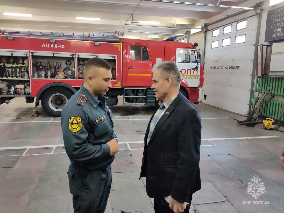 Сотрудники МЧС поздравили ветерана пожарной охраны | 29.04.2023 |  ЛенОбласть - БезФормата