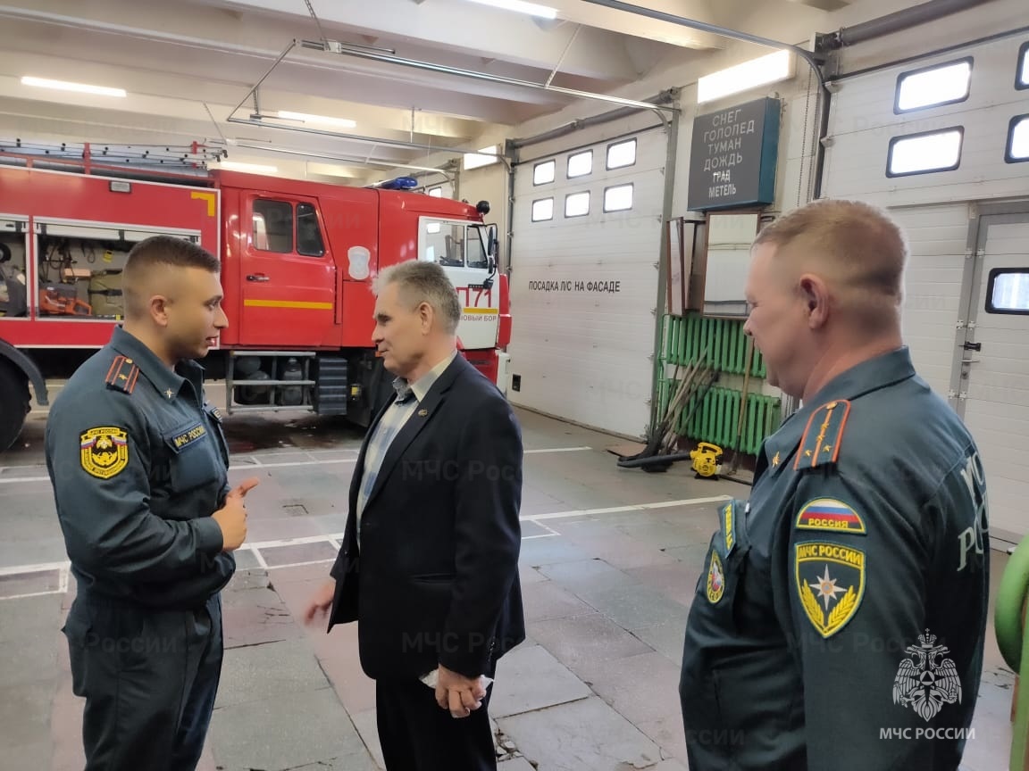 Сотрудники МЧС поздравили ветерана пожарной охраны | 29.04.2023 |  ЛенОбласть - БезФормата