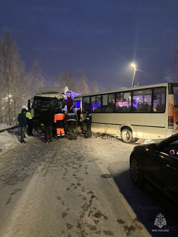 Спасатели Ленинградской области приняли участие в ликвидации последствий ДТП в г. Коммунар