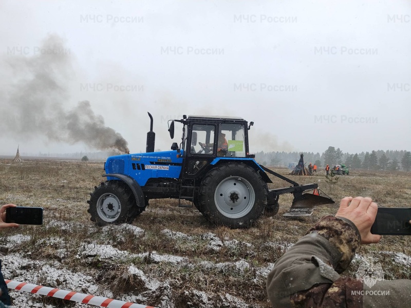 В Кингисеппском районе прошли учения по тушению крупных лесных пожаров