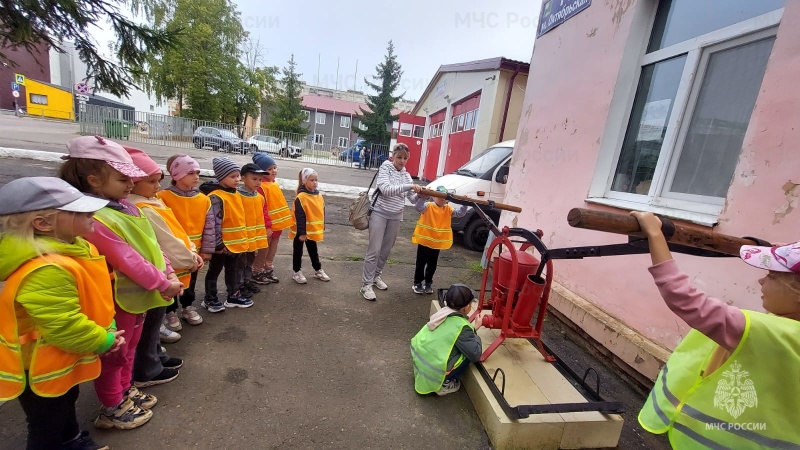 Воспитанники детского сада побывали в гостях у Кингисеппских огнеборцев